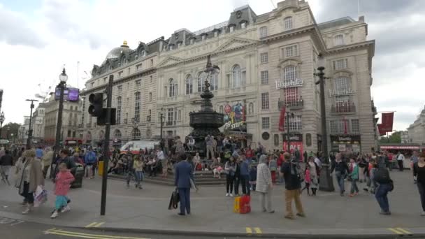 Crowd Shaftesbury Memorial Fountain — Stock Video