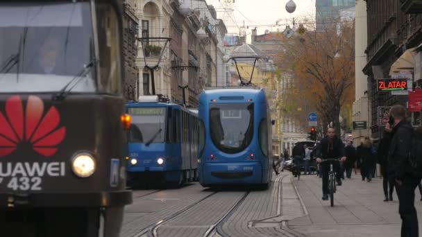 Trams Uma Rua Cidade — Vídeo de Stock