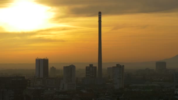 日落时的塔和建筑物 — 图库视频影像