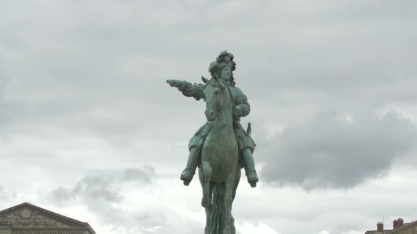 Конная Статуя Людовика Xiv — стоковое видео