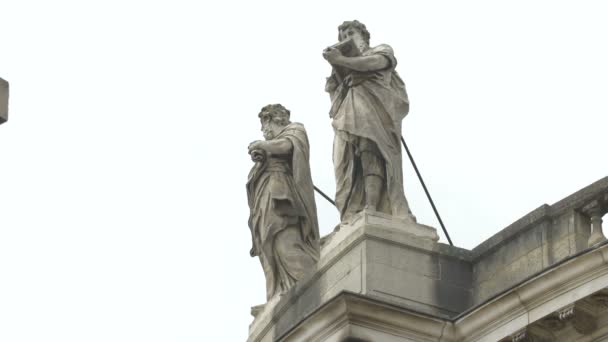 Two Statues Roof Building — Stock videók