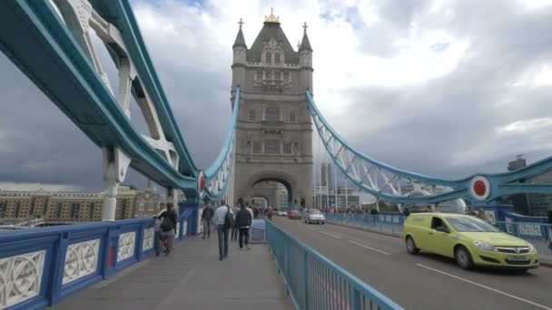 Verkeer Tower Bridge — Stockvideo