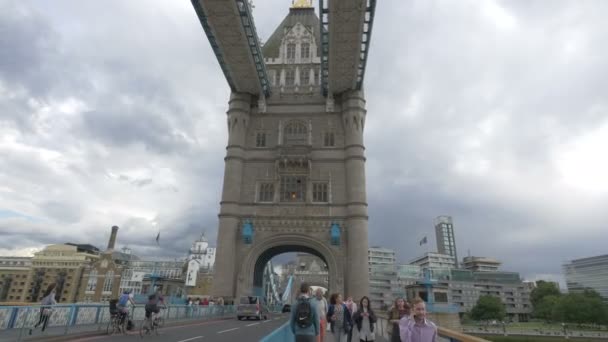 Turister Går Tower Bridge London — Stockvideo