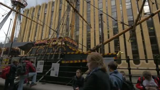 Τουρίστες Στο Μουσείο Golden Hinde — Αρχείο Βίντεο