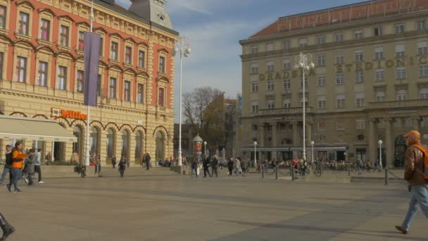 Pessoas Andando Uma Praça Cidade — Vídeo de Stock