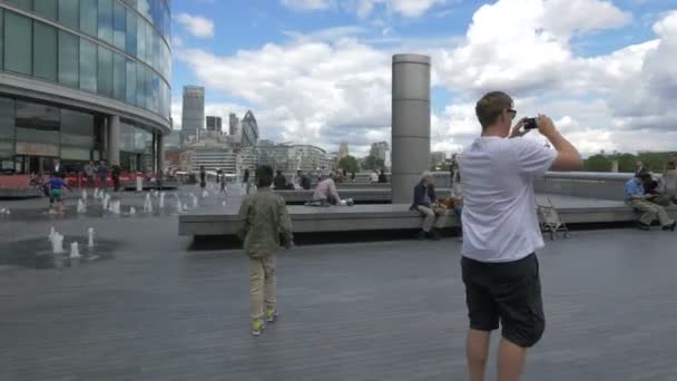 Turistas Relaxando Mais Londres Riverside — Vídeo de Stock