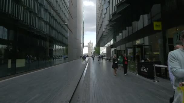 Turistas Caminhando Mais Londres Riverside — Vídeo de Stock
