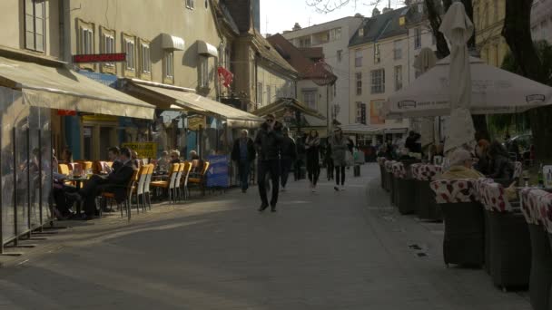 Eine Fußgängerzone Mit Restaurants — Stockvideo