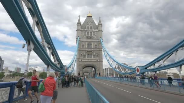 Toeristen Wandelen Tower Bridge Londen — Stockvideo
