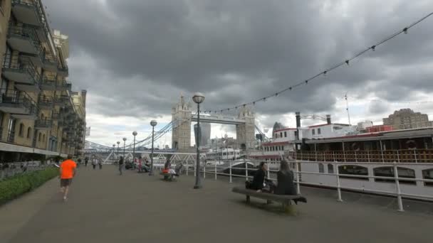 Barcos Amarrados Orilla Del Río Londres — Vídeos de Stock