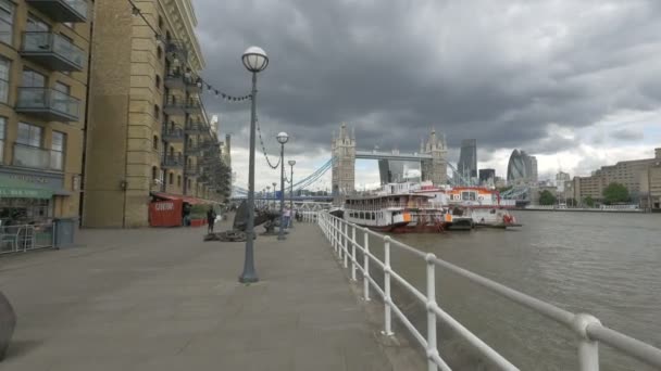 サッド テムズから見たタワーブリッジとボート — ストック動画