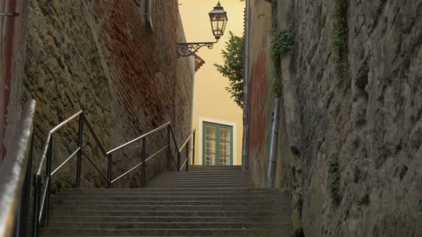 旧城墙之间的楼梯 — 图库视频影像