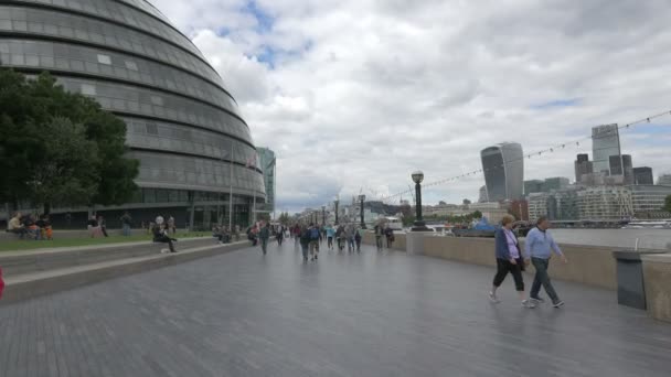 ロンドン市役所の前を歩く — ストック動画