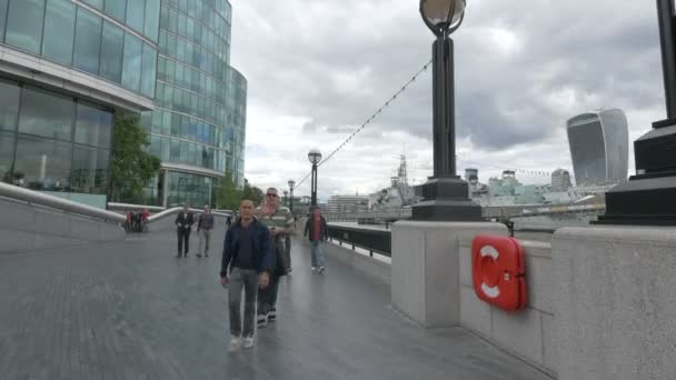 Turistas Caminando Por Paseo Marítimo Londres — Vídeos de Stock