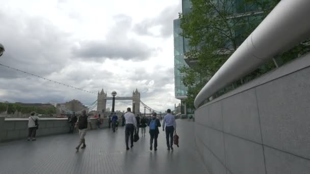 Gente Caminando Por Río More London — Vídeos de Stock