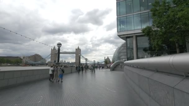 Γέφυρα Του Πύργου Φαίνεται Από Την Όχθη Του Ποταμού — Αρχείο Βίντεο
