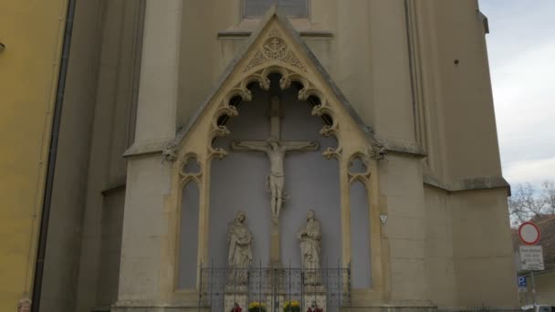 Heiligenskulpturen Einer Kirchenfassade — Stockvideo