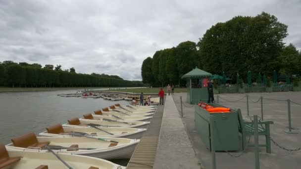 Båtar Förtöjda Canal Grande Versailles Trädgårdar — Stockvideo
