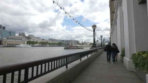 Прогулка Вдоль Берега Реки Лондоне — стоковое видео
