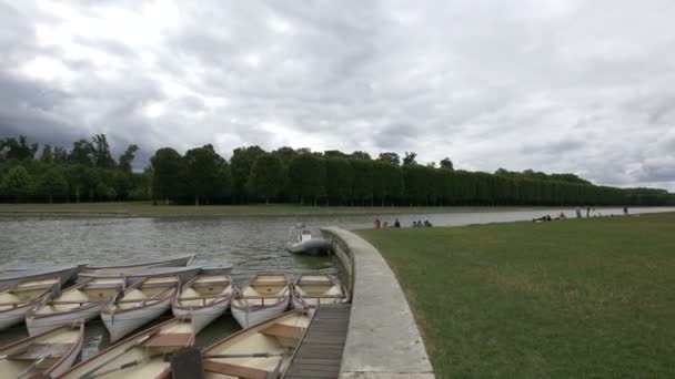 Båtar Förtöjda Stranden Canal Grande — Stockvideo