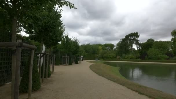 Alberi Sculture Che Circondano Lago Versailles — Video Stock