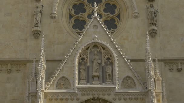 Close Van Sculptuur Een Kerkgevel — Stockvideo