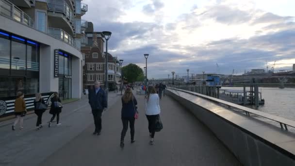 Bankside Londra Yürüyen Turistler — Stok video