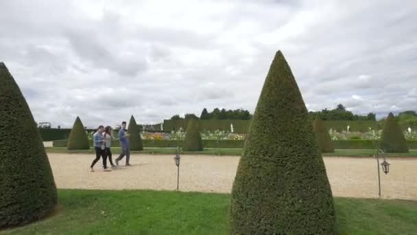 Jóvenes Visitando Los Jardines Versalles — Vídeos de Stock