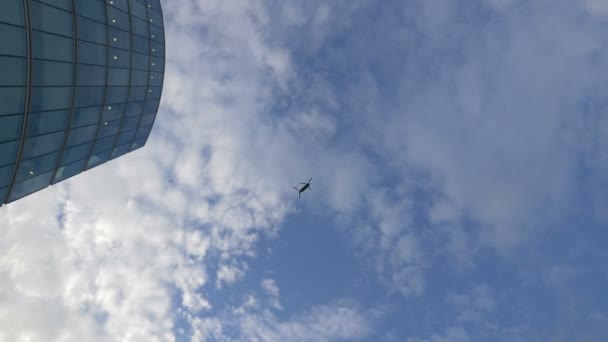 Helikopter Som Flyger Över London — Stockvideo
