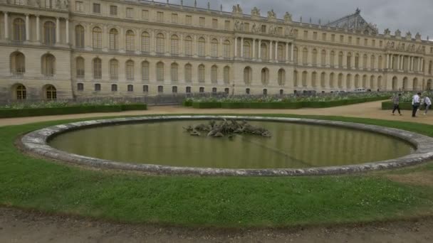凡尔赛城堡的喷泉上有雕塑 — 图库视频影像