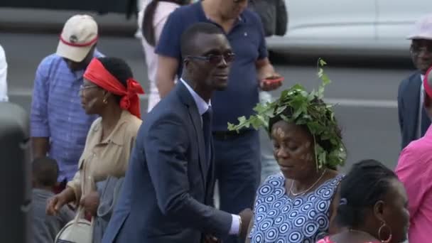 Homens Mulheres Africanos Dançando Uma Rua — Vídeo de Stock