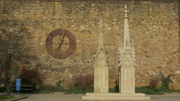 墙上的钟和两座塔 — 图库视频影像