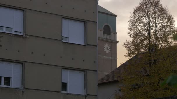 Binanın Yanında Bir Saat Kulesi — Stok video