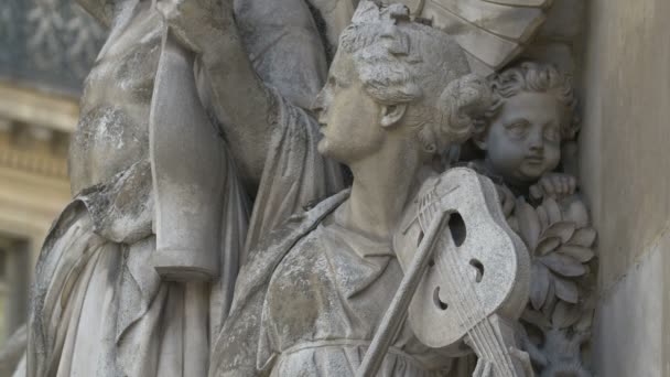 バイオリンを持っている女性像の近くに — ストック動画
