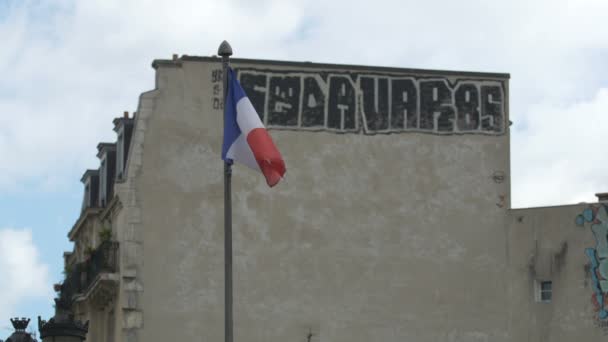 Graffiti Byggnad Och Den Franska Flaggan Viftar — Stockvideo