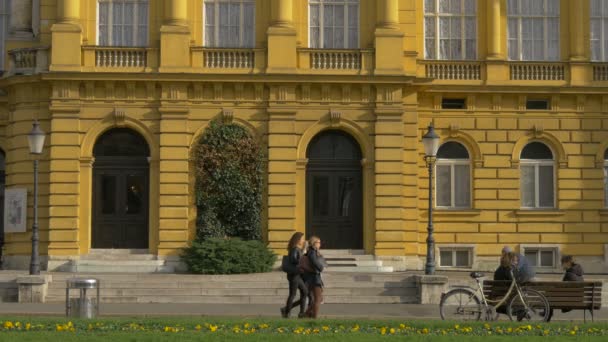 Menschen Der Nähe Eines Gebäudes Mit Gelber Fassade — Stockvideo