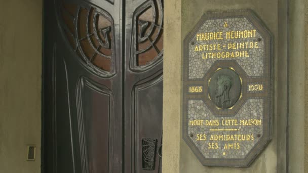 Maurice Neumont Commemorative Plaque — Stock Video