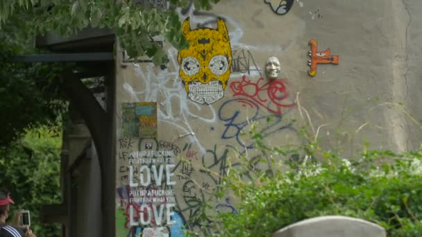 Graffiti Und Inschriften Einer Steinmauer — Stockvideo