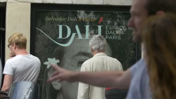 Man Zoek Naar Een Poster Van Salvador Dali — Stockvideo