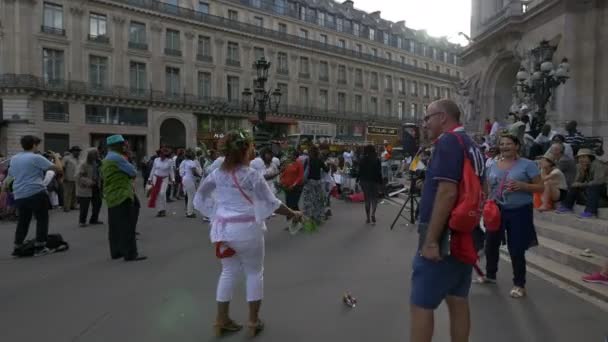 Африканці Танцюють Перед Палацом Гарньє — стокове відео