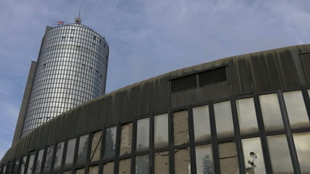 バスケットボールセンターの後ろにあるシボナ塔 — ストック動画