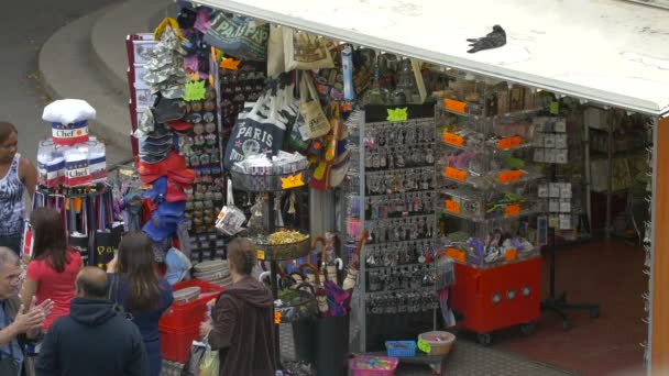 Grand Angle Touristes Dans Les Boutiques Souvenirs — Video