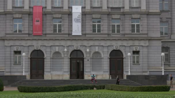 Катание Коньках Перед Музеем Мимара Загребе — стоковое видео