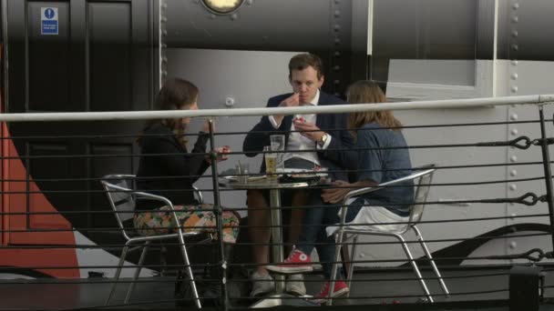 Gente Comiendo Restaurante Aire Libre Barco — Vídeos de Stock