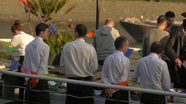 Tekne Güvertesinde Bekleyen Garsonlar — Stok video