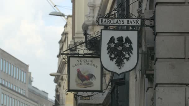 Das Schild Der Barclays Bank Einer Wand — Stockvideo