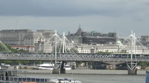 Pan Destra Del Golden Jubilee Bridge Londra — Video Stock