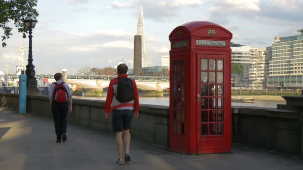 巷子里的英国电话亭 — 图库视频影像