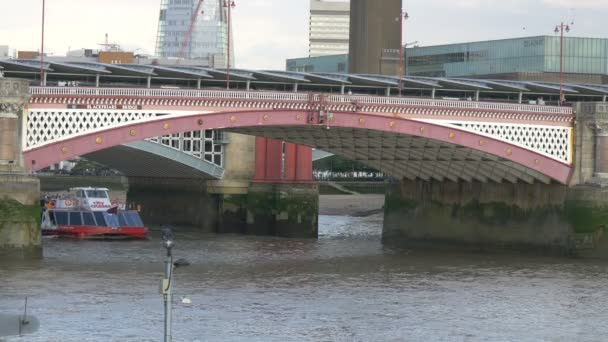 Barco Flutuando Sob Ponte Blackfriars — Vídeo de Stock