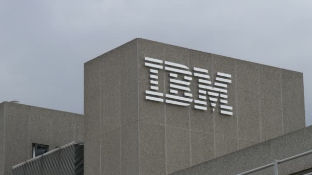 Das Ibm Logo Auf Einem Gebäude — Stockvideo